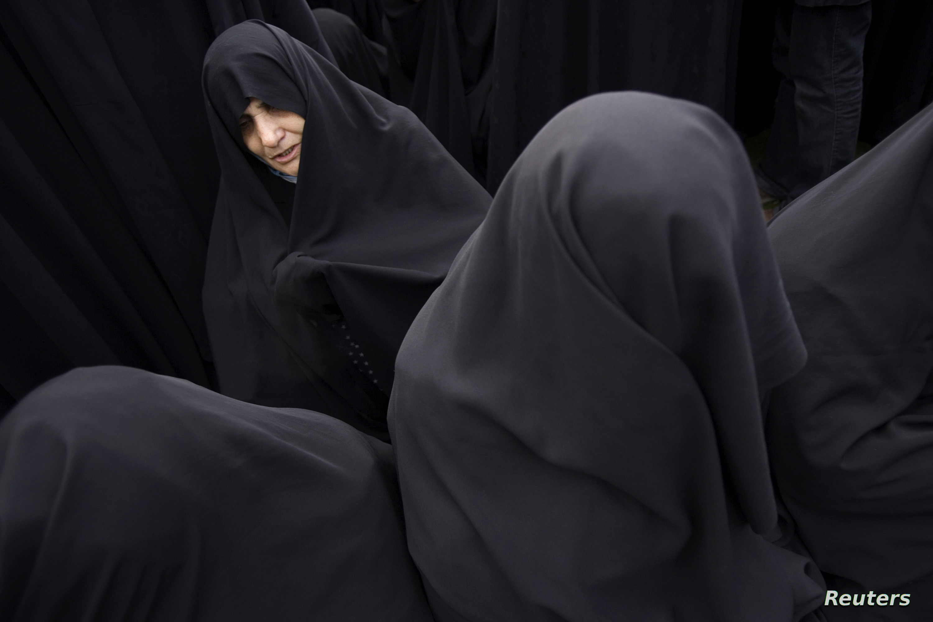 الجمع بين النساء وعددهن عند الشيعة
